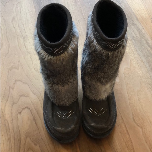 Gray Muks moccasin boots with fur - Picture 2 of 7